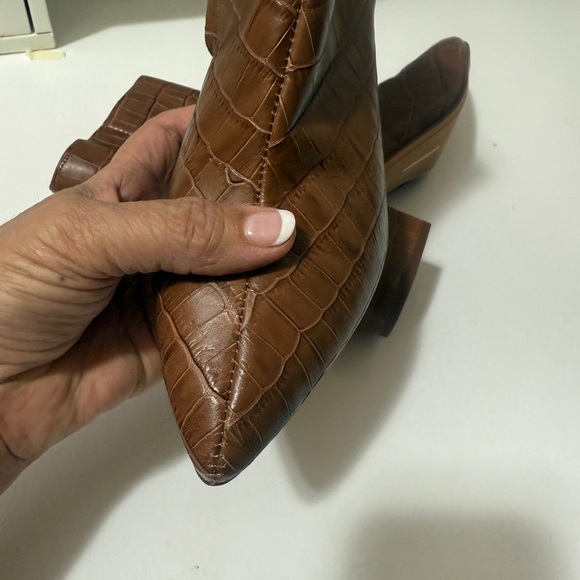 dolce vita Brown Croc-Embossed Ankle Boots with chic thick heels sides zipper - Picture 6 of 16
